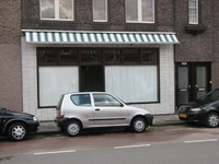 820804 Gezicht op de winkelpui van het pand Groeneweg 109 te Utrecht.N.B. Tussen 1917 en 1926 was in het pand de N.V. ...